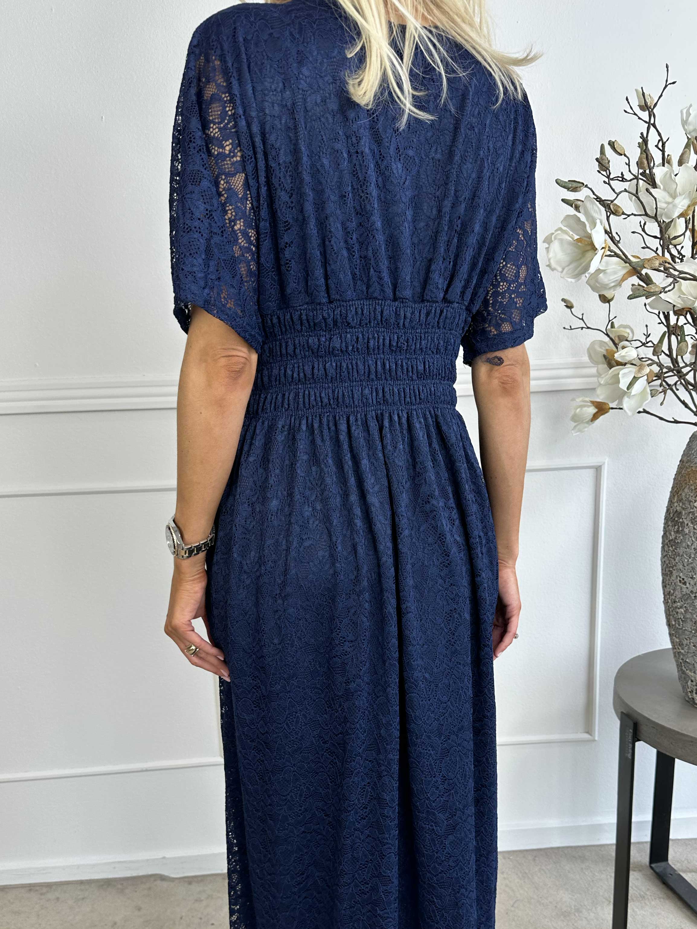 Pams Lace - Lang kjole i blonde med smock under brystet